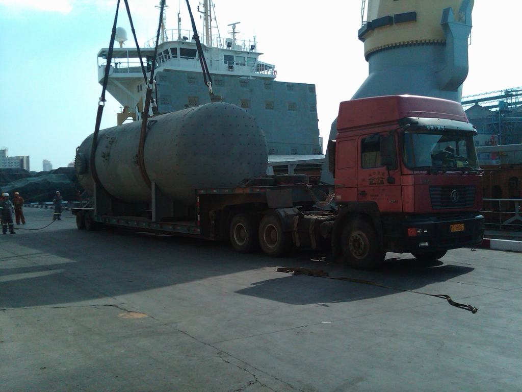 威海大件反应器设备运输装船图
